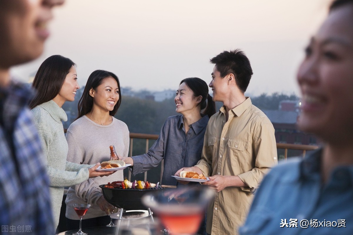兒子帶女友回來！吃飯時給我「剝了3個蝦」　 我偷偷告訴兒子「不能娶」兩派網友吵翻天：是我太苛刻了嗎？