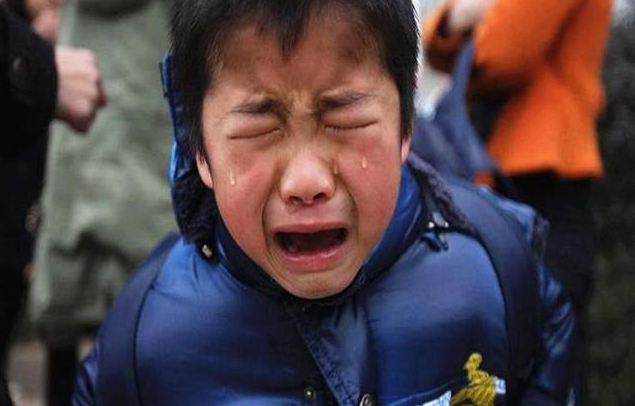 她爸媽抱都抱不住！6歲男孩在超商「又吃又喝」還摔東西　經理「事後大讚」：這麼聰明懂事的小孩真少見