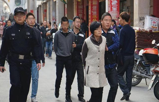 她爸媽抱都抱不住！6歲男孩在超商「又吃又喝」還摔東西　經理「事後大讚」：這麼聰明懂事的小孩真少見