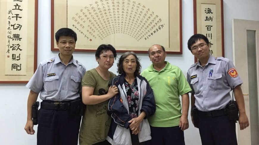 正港人民保母！暖警「雨中發現失智嬤」化身乖孫甜作伴　「超體貼畫面曝光」家屬讚：幸好有你們