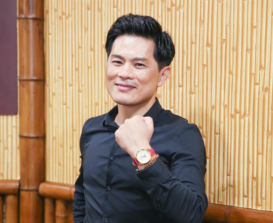 沒爸爸就沒有我！金曲台語歌王「領獎淚謝失智父」榮耀獻給他　「曝父子間最大遺憾」感慨：我們都會老