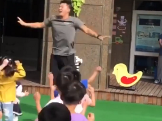 猛男變萌男！男子放棄健身教練做幼師　課間操上演「極品教學」萌翻網友：我要幫孩子轉學