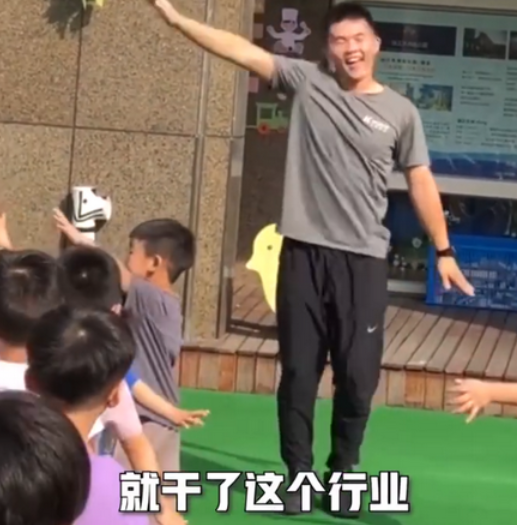 猛男變萌男！男子放棄健身教練做幼師　課間操上演「極品教學」萌翻網友：我要幫孩子轉學