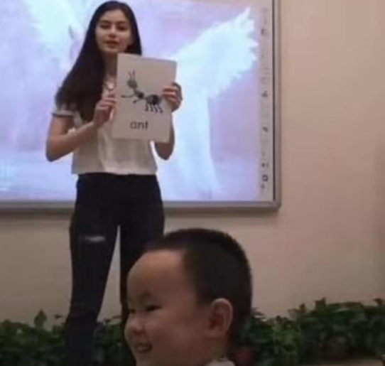 猛男變萌男！男子放棄健身教練做幼師　課間操上演「極品教學」萌翻網友：我要幫孩子轉學
