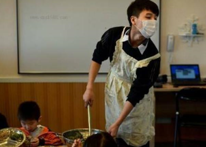 猛男變萌男！男子放棄健身教練做幼師　課間操上演「極品教學」萌翻網友：我要幫孩子轉學
