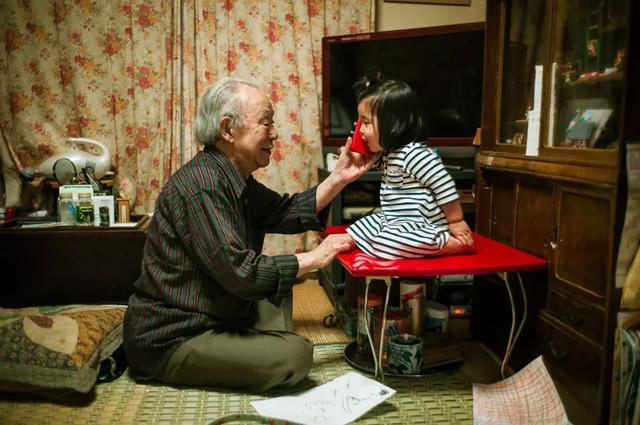快門捕捉！他花3年拍39張照片「紀錄重症父最後人生」　生命倒數「爸爸身形變化」讓他好不捨