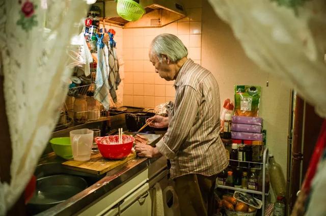 快門捕捉！他花3年拍39張照片「紀錄重症父最後人生」　生命倒數「爸爸身形變化」讓他好不捨