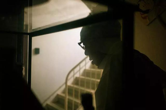 快門捕捉！他花3年拍39張照片「紀錄重症父最後人生」　生命倒數「爸爸身形變化」讓他好不捨
