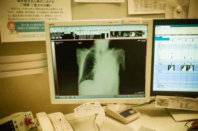 快門捕捉！他花3年拍39張照片「紀錄重症父最後人生」　生命倒數「爸爸身形變化」讓他好不捨