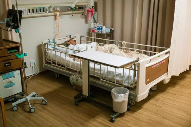 快門捕捉！他花3年拍39張照片「紀錄重症父最後人生」　生命倒數「爸爸身形變化」讓他好不捨