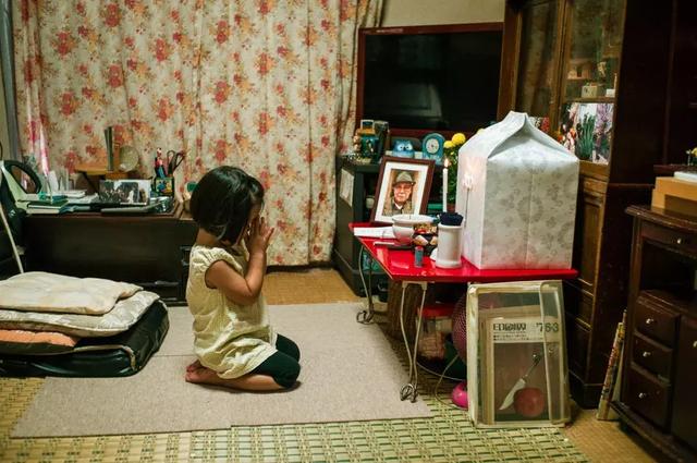 快門捕捉！他花3年拍39張照片「紀錄重症父最後人生」　生命倒數「爸爸身形變化」讓他好不捨