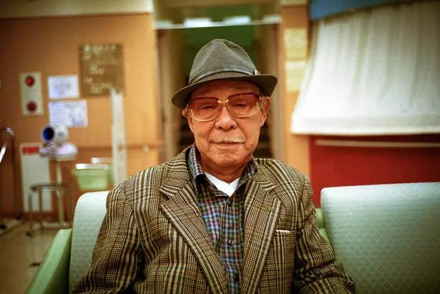 快門捕捉！他花3年拍39張照片「紀錄重症父最後人生」　生命倒數「爸爸身形變化」讓他好不捨