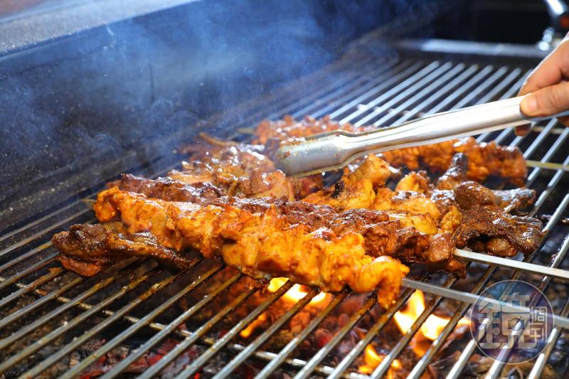 中秋烤肉亂吃！弟弟衝醫院「吃完土虱的蛋」廁所洩洪一整天　醫師困惑「從沒聽過」老饕解惑笑翻了
