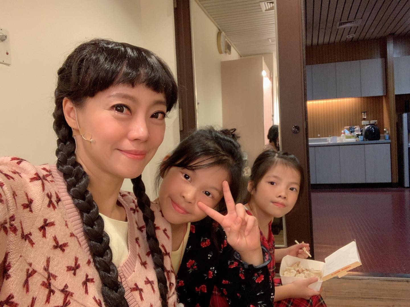 結婚12年首露面！范瑞君「同框小6歲尪」曝寵女誇張舉動　大讚「婆媽界好男人」害她吃女兒醋