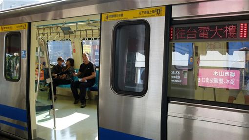 到站請叫我！搭捷運上班超累「又怕自己睡過頭」　他拿布條蓋身上「測試台灣人善心」網友全笑翻