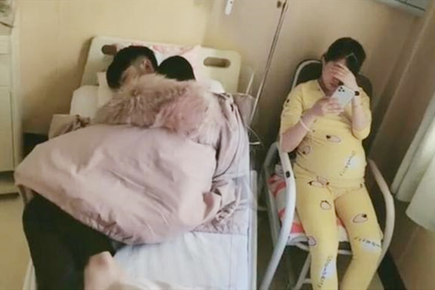 妻子入院待產！旁邊呼呼大睡的「反而是老公」　網友抱不平：誰是主角不知道嗎？