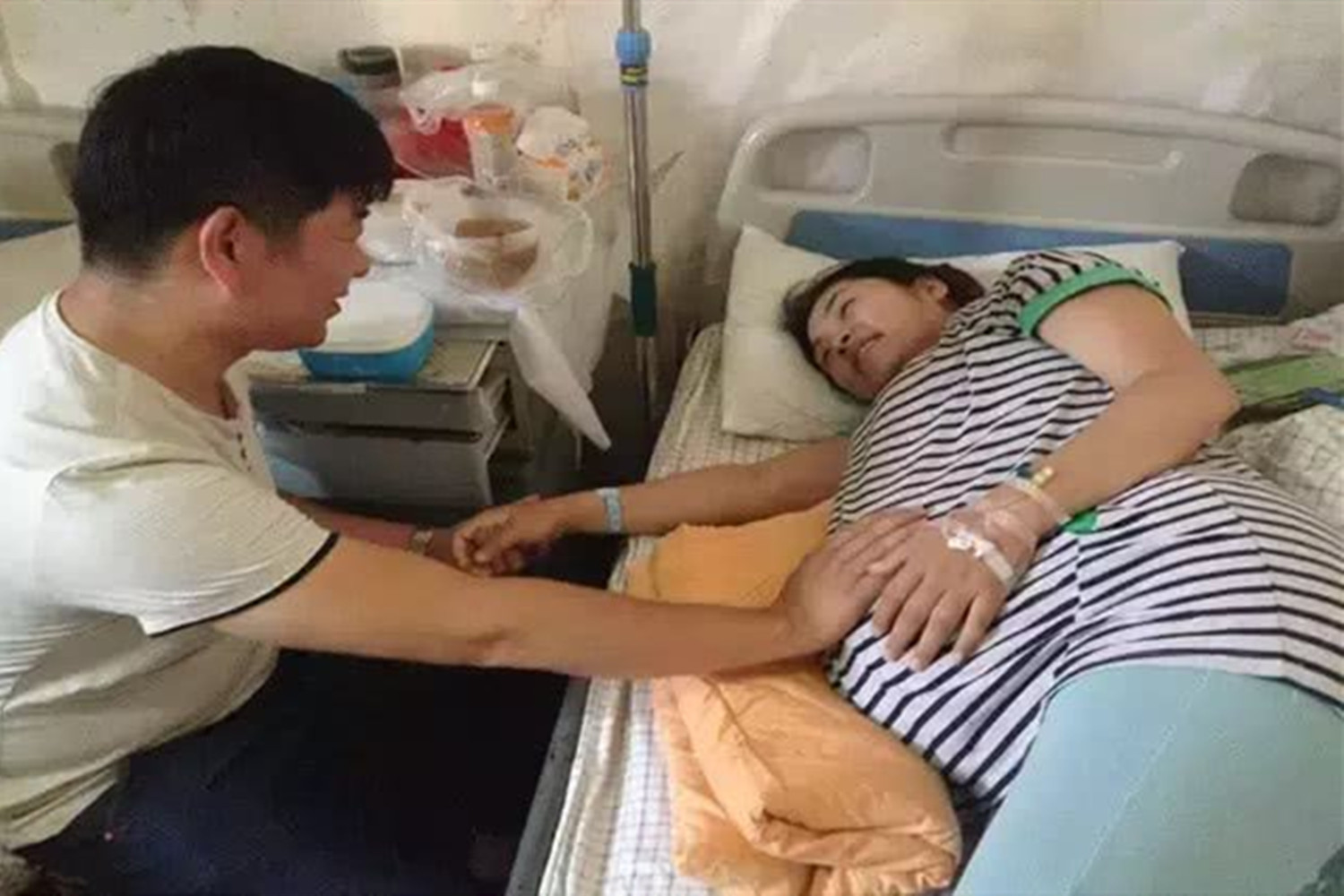妻子入院待產！旁邊呼呼大睡的「反而是老公」　網友抱不平：誰是主角不知道嗎？
