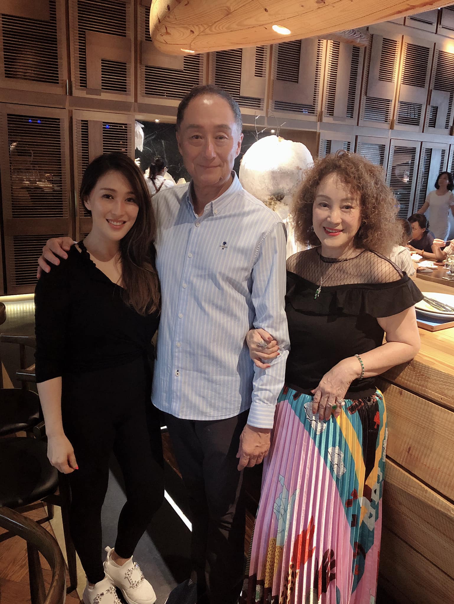 人稱最美奶奶！《鐵娘子》女星閃嫁「婦唱夫隨48年」如初見待她　「兒子身分曝光」網驚：原來是熟面孔