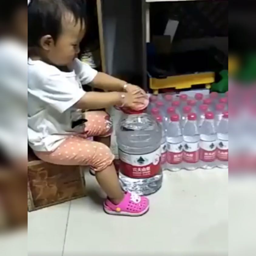 萌孩口渴想喝水！卻搬不動大水桶　小腦袋飛速運轉後「想出妙招」成功解決問題：智商超高