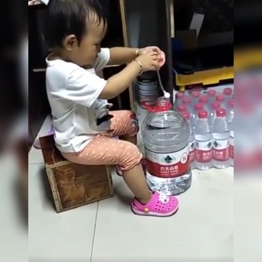 萌孩口渴想喝水！卻搬不動大水桶　小腦袋飛速運轉後「想出妙招」成功解決問題：智商超高