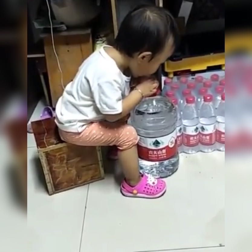 萌孩口渴想喝水！卻搬不動大水桶　小腦袋飛速運轉後「想出妙招」成功解決問題：智商超高