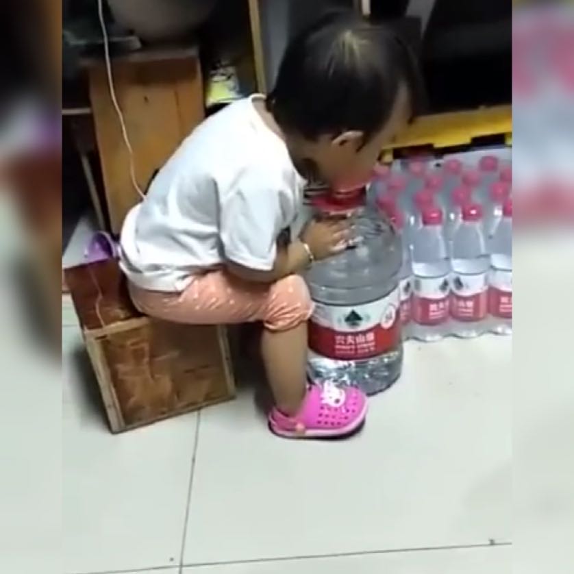 萌孩口渴想喝水！卻搬不動大水桶　小腦袋飛速運轉後「想出妙招」成功解決問題：智商超高