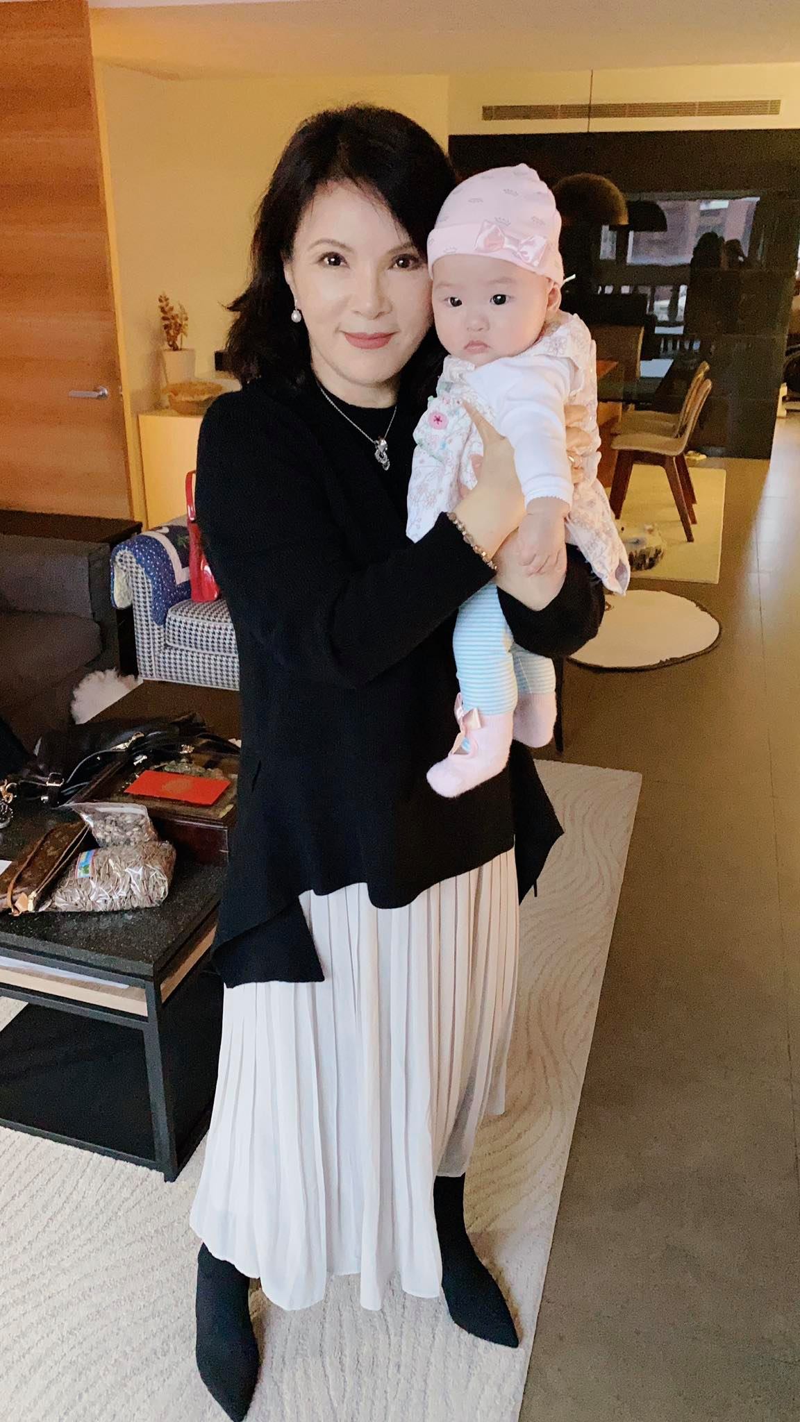 黃鶯鶯當紅閃嫁！「結縭38年膝下無子」原諒富商尪背叛　「淚送他最後一程」今和繼女相依