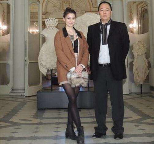 顏值高到犯規！「皇阿瑪」張鐵林女兒模樣曝光：大眼睛高鼻樑「混血感十足」　名字更是超有愛