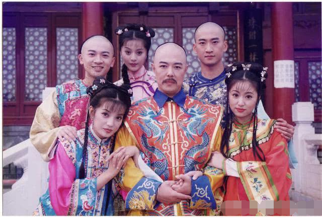 顏值高到犯規！「皇阿瑪」張鐵林女兒模樣曝光：大眼睛高鼻樑「混血感十足」　名字更是超有愛