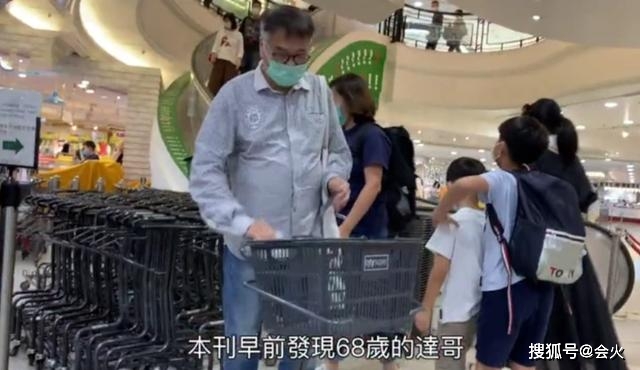 曾兩度被傳過世！67歲吳孟達近況罕曝光：兩鬢斑白「身材消瘦」卻健步如飛　獨自逛超市稍顯落寞
