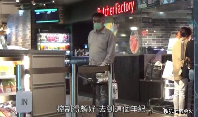 曾兩度被傳過世！67歲吳孟達近況罕曝光：兩鬢斑白「身材消瘦」卻健步如飛　獨自逛超市稍顯落寞