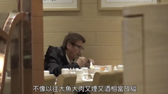 曾兩度被傳過世！67歲吳孟達近況罕曝光：兩鬢斑白「身材消瘦」卻健步如飛　獨自逛超市稍顯落寞