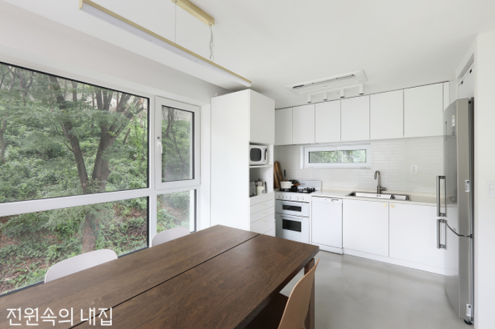 空間只有5坪！夫妻買不起大房「把蝸居變豪宅」功能超齊全　一到頂樓「大理石浴室超奢華」媲美富豪待遇