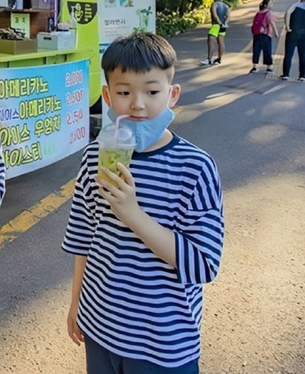 暴風式成長！宋家三胞胎近照「3兄弟全是大長腿」　表情包民國「燙捲髮撞臉Rain」：根本陽光美少年