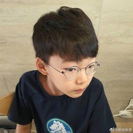 暴風式成長！宋家三胞胎近照「3兄弟全是大長腿」　表情包民國「燙捲髮撞臉Rain」：根本陽光美少年