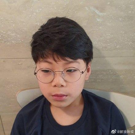 暴風式成長！宋家三胞胎近照「3兄弟全是大長腿」　表情包民國「燙捲髮撞臉Rain」：根本陽光美少年