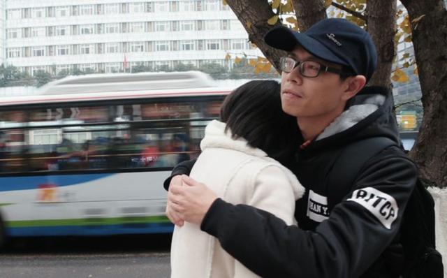 父母老來得女！哥哥輟學兼父職「供小妹上大學」　妹妹年薪百萬後 哥哥超後悔：我不應該養妳