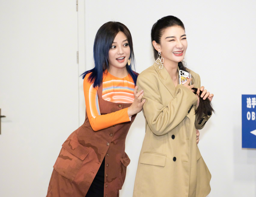 兩代小燕子世紀同框 ！趙薇黃奕合體「牽手轉圈」歡樂互動似姐妹　「曾為男人險些反目」今境遇卻大不同