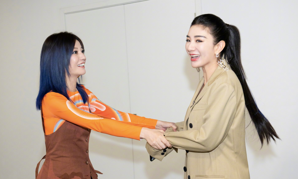 兩代小燕子世紀同框 ！趙薇黃奕合體「牽手轉圈」歡樂互動似姐妹　「曾為男人險些反目」今境遇卻大不同