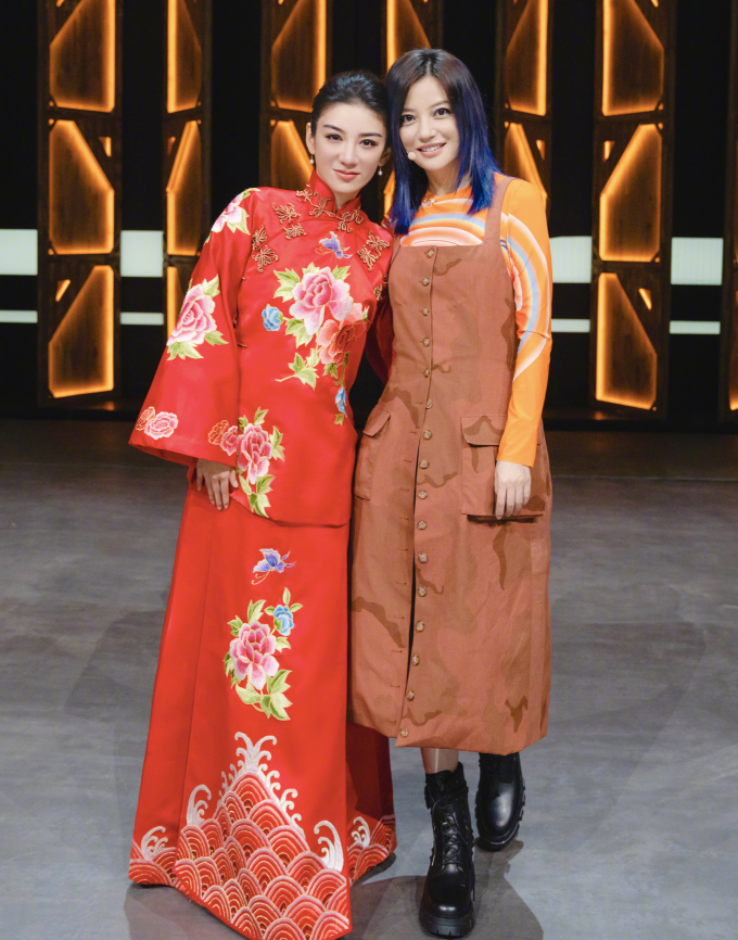 兩代小燕子世紀同框 ！趙薇黃奕合體「牽手轉圈」歡樂互動似姐妹　「曾為男人險些反目」今境遇卻大不同