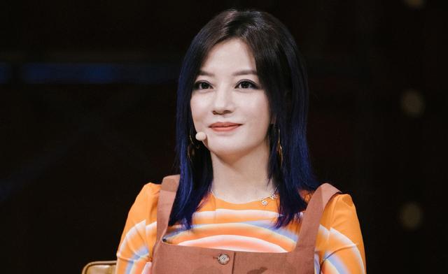 兩代小燕子世紀同框 ！趙薇黃奕合體「牽手轉圈」歡樂互動似姐妹　「曾為男人險些反目」今境遇卻大不同