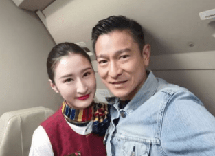 特別的緣分！超正空姐偶遇劉德華「激動合影」　天王超暖心舉動「引網友嫉妒」：是我運氣欠佳？