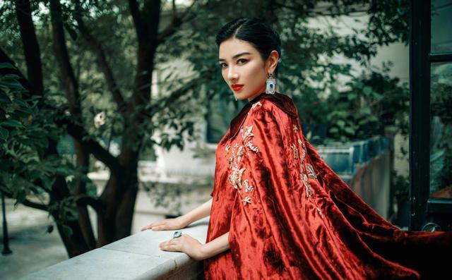 兩代小燕子世紀同框 ！趙薇黃奕合體「牽手轉圈」歡樂互動似姐妹　「曾為男人險些反目」今境遇卻大不同
