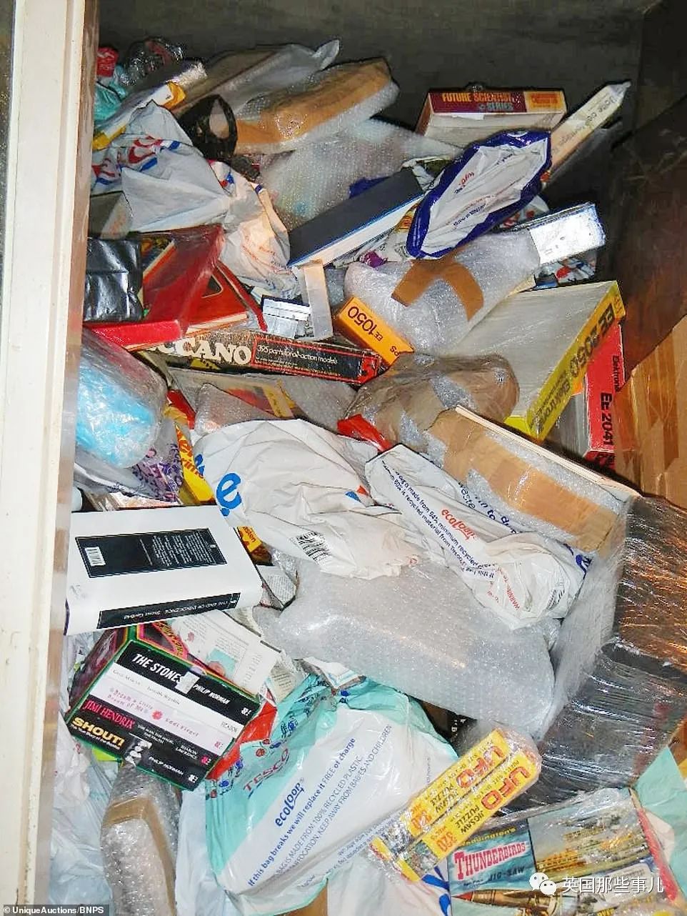 亂如垃圾場！64歲囤積狂過世「留下滿屋快遞」　弟弟察覺不對請「拍賣師估價後」徹底懵了：全是珍品
