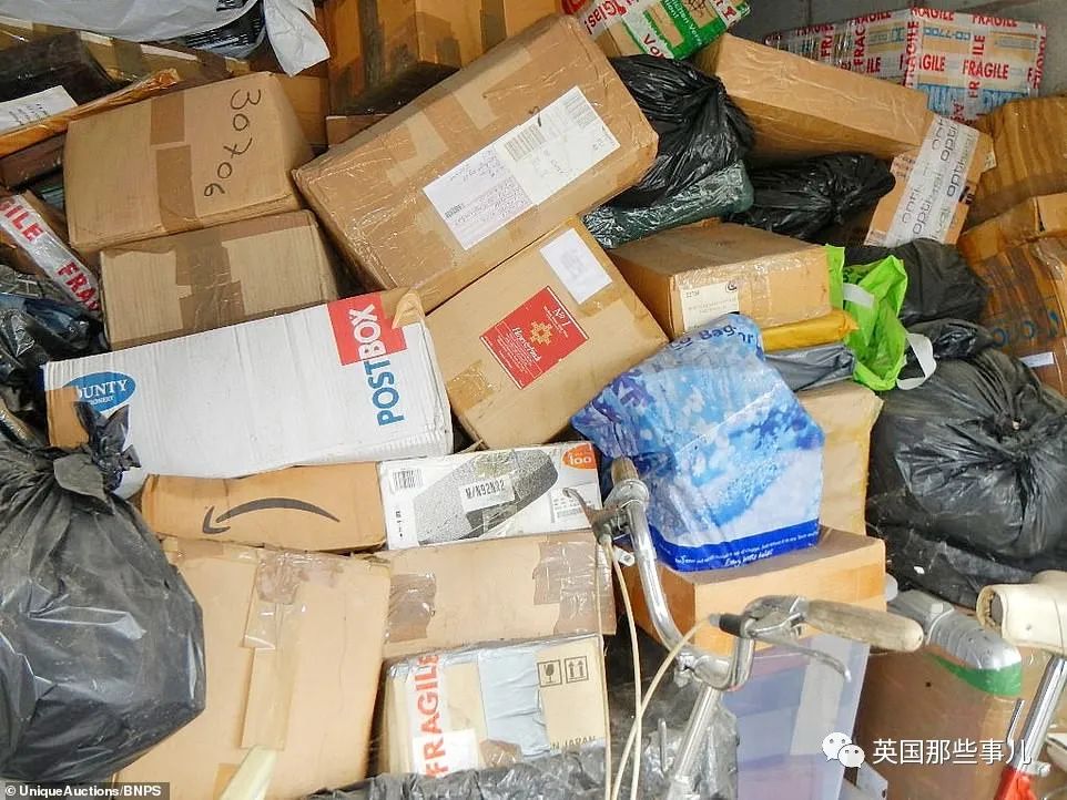 亂如垃圾場！64歲囤積狂過世「留下滿屋快遞」　弟弟察覺不對請「拍賣師估價後」徹底懵了：全是珍品