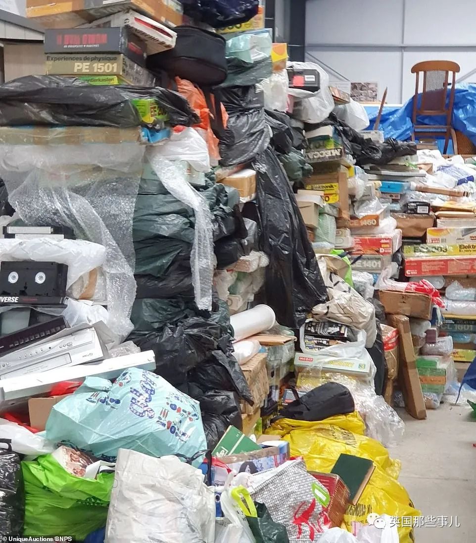 亂如垃圾場！64歲囤積狂過世「留下滿屋快遞」　弟弟察覺不對請「拍賣師估價後」徹底懵了：全是珍品
