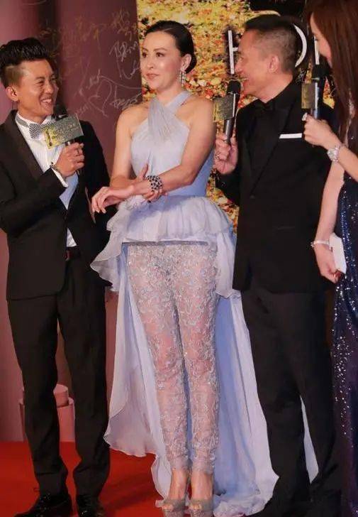 太搶鏡！55歲劉嘉玲穿「真空透視褲」高調秀美腿　腳踩恨天高氣場秒殺梁朝偉 ​：一般人駕馭不住