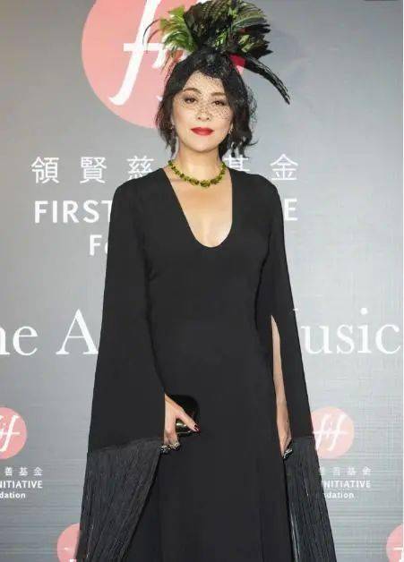 太搶鏡！55歲劉嘉玲穿「真空透視褲」高調秀美腿　腳踩恨天高氣場秒殺梁朝偉 ​：一般人駕馭不住