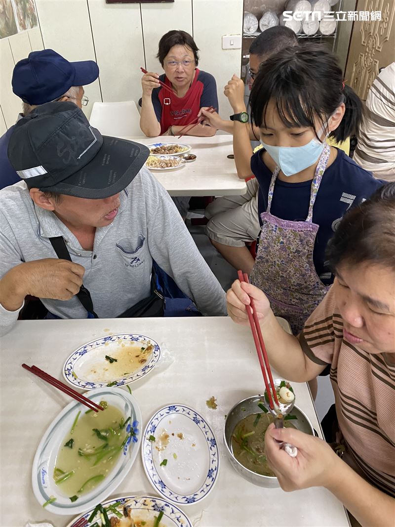 主動分擔家計！9歲女童穿梭店裡「送餐收碗盤」毫不怕生　全年無休工作「還兼顧成績」懂事喊：不想讓爸媽擔心