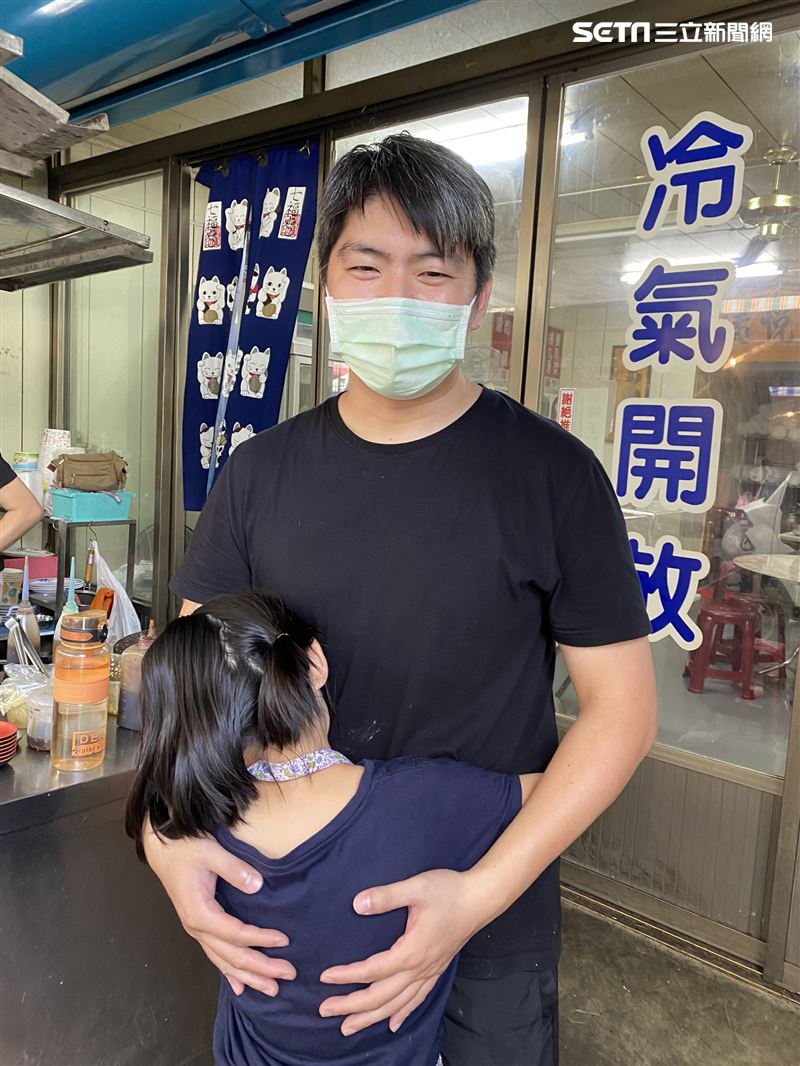 主動分擔家計！9歲女童穿梭店裡「送餐收碗盤」毫不怕生　全年無休工作「還兼顧成績」懂事喊：不想讓爸媽擔心
